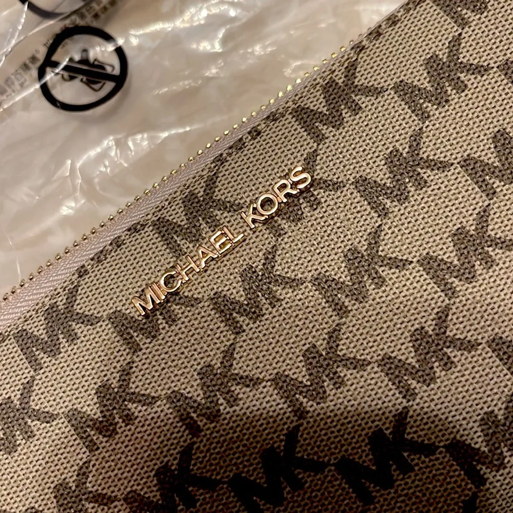 Michael Kors Jet Set Item